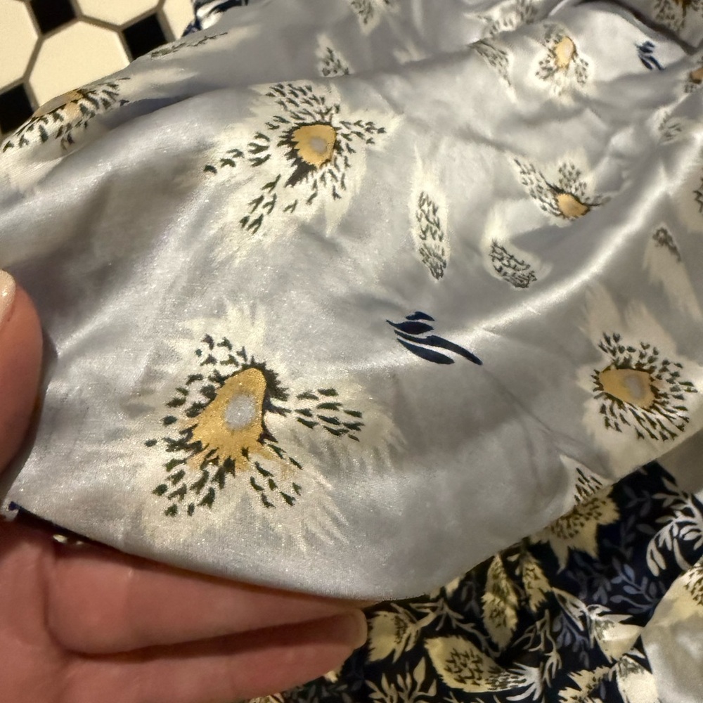 Taihu snow silk Elegant Floral Scarf in Blue and White - Picture 8 of 8